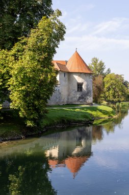 Slovenya 'nın Krka nehrindeki küçük bir adada Otocec Kalesi manzarası