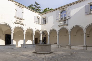 Slovenya 'daki Adriyatik denizi boyunca Piran Istrian yarımadasının merkezindeki Fransisken manastırının eski iç avlusunda su kuyusu