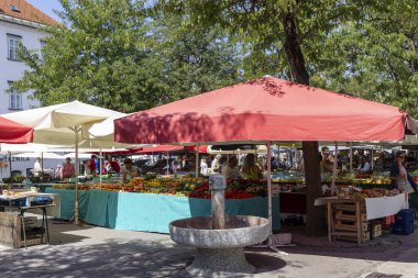 Ljubljana, Slovenya - 31 Ağustos 2024: Ljubljana 'nın başkenti Slovenya' nın merkezindeki açık gıda pazarı