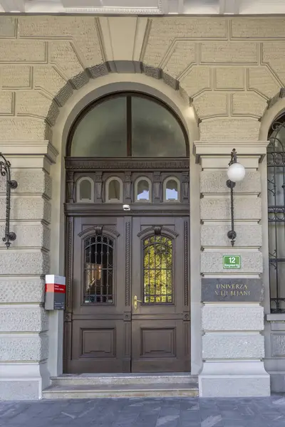 Ljubljana, Slovenya - 31 Ağustos 2024: Ljubljana Üniversitesi, Ljubljana 'nın başkenti Slovenya' daki Kongre meydanına giriş