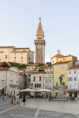 Piran, Slovenya - 29 Ağustos 2024: Slovenya 'daki Adriyatik denizi boyunca uzanan Istrian yarımadasındaki çan kulesinin manzaralı Piran şehri