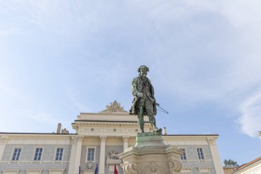Piran, Slovenya - 29 Ağustos 2024: Giuseppe Tartini İtalyan besteci ve belediye binasının ana pazar meydanı Trtinijev trg 'deki anıtı Slovenya' daki Adriyatik denizi boyunca Istrian yarımadasında