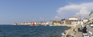 Piran, Slovenya - 29 Ağustos 2024: Slovenya 'daki Adriyatik denizi boyunca Istrian yarımadasında Piran' ın panoramik manzarası