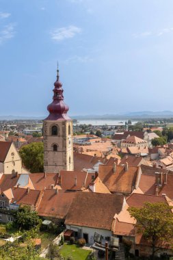 Slovenya 'nın Styria bölgesinde ana şehir kulesi ve Drava nehri bulunan ortaçağ Ptuj şatosundan manzara