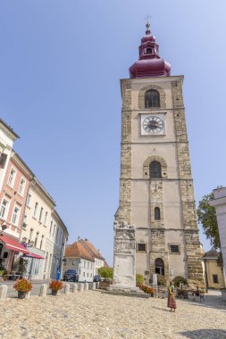 Ptuj, Slovenya - 4 Eylül 2024: Slovenya 'nın Styria bölgesindeki Ptuj kentinde barok soğan kulesi