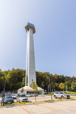 Rogaska Slatina, Slovenya - 3 Eylül 2024: Slovenya 'nın Rogaska kentindeki Trzaski Hrib üssündeki Stolp Kristal Kulesi
