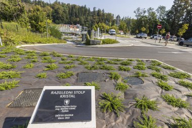 Rogaska Slatina, Slovenya - 3 Eylül 2024: Slovenya 'nın Rogaska kentindeki Trzaski Hrib üssünde Stolp Kristal kulesinin açılma işareti