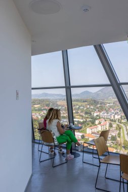 Rogaska Slatina, Slovenya - 3 Eylül 2024: Slovenya 'nın Rogaska kentindeki Trzaski Hrib üssündeki Stolp Kristal kulesinin içi