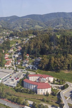 Rogaska Slatina, Slovenya - 3 Eylül 2024: Slovenya 'nın Rogaska kentindeki Trzaski Hrib üssündeki Stolp Kristal kulesinden manzara