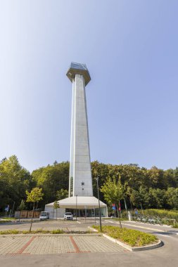 Rogaska Slatina, Slovenya - 3 Eylül 2024: Slovenya 'nın Rogaska kentindeki Trzaski Hrib üssündeki Stolp Kristal Kulesi
