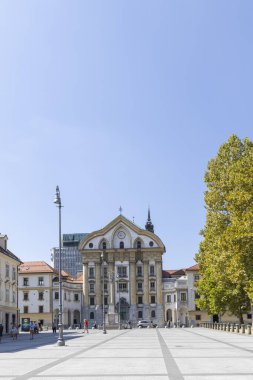 Ljubljana, Slovenya - 31 Ağustos 2024: Ljubljana 'nın başkenti Slovenya' daki antik barok yapısıyla çevrili güzel kongre meydanı