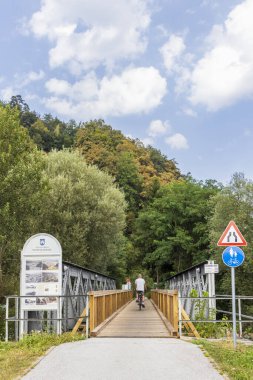 Slovenya 'nın Gradec kenti: 5 Eylül 2024: Slovenya' daki eski tren yolu üzerinde Slovenya Gradec ve Dravograd arasındaki Mislinja vadisi üzerinden bisiklet rotası