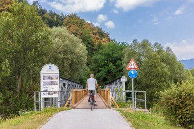 Slovenya 'nın Gradec kenti: 5 Eylül 2024: Slovenya' daki eski tren yolu üzerinde Slovenya Gradec ve Dravograd arasındaki Mislinja vadisi üzerinden bisiklet rotası