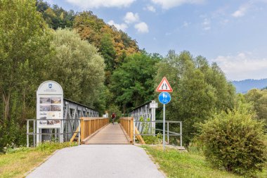 Slovenya 'nın Gradec kenti: 5 Eylül 2024: Slovenya' daki eski tren yolu üzerinde Slovenya Gradec ve Dravograd arasındaki Mislinja vadisi üzerinden bisiklet rotası