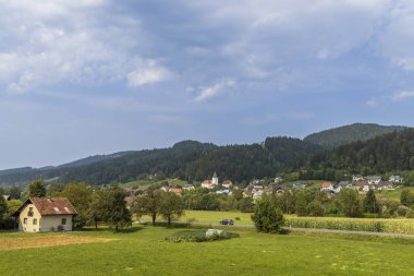 Slovenya 'nın Slovenya Gradec bölgesindeki Mislinja vadisinin manzarası