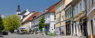 Novo mesto, Slovenya - 1 Eylül 2024: Slovenya 'nın Dolenjska bölgesindeki Krka nehri boyunca yer alan Novo mesto köyü