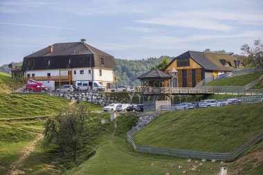 Podcetrtek, Slovenya - 2 Eylül 2024: Doğu Slovenya 'daki Olimje Podcetrtek' te Jelenov Greben Restoran ve Geyik kampı