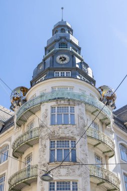 Avusturya 'da Lowengasse, Viyana' da, üzerinde iki dünya bulunan Palais des Beaux Arts 'ın Barok binası.