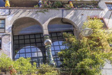 Avusturya, Viyana 'da ağaçlar, çalılar ve tırmanma tesisleriyle kaplı Hundertwasser evi