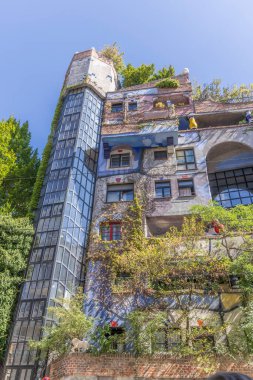 Avusturya, Viyana 'da ağaçlar, çalılar ve tırmanma tesisleriyle kaplı Hundertwasser evi