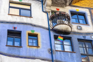 Lhbt gökkuşağı bayrağı Avusturya, Hundertwasser köy evinde balkon reklamı