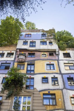 Avusturya, Viyana 'daki Hundertwasser köyünün tepesinde ağaçlar büyüyor.