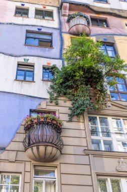 Avusturya, Viyana 'da küçük bir balkonu olan Hundertwasser köy evinin cephesi
