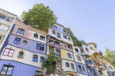 Avusturya, Viyana 'da küçük bir balkonu olan Hundertwasser köy evinin cephesi