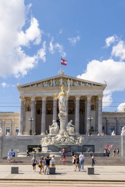 Viyana, Avusturya - 7 Eylül 2024: Viyana 'da bayrak ve Pallas-Athene Çeşmesi ile parlamento binası