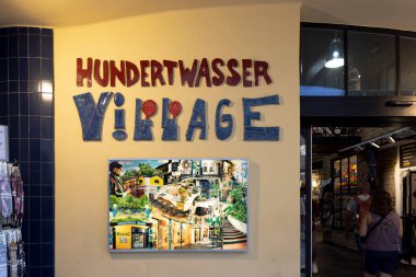 Viyana, Avusturya - 7 Eylül 2024: Hundertwasser Village imzası Avusturya 'da