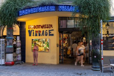 Viyana, Avusturya - 7 Eylül 2024: Hundertwasser Village imzası Avusturya 'da