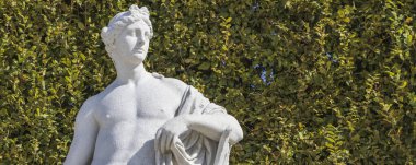 Viyana, Avusturya - 8 Eylül 2024: Schonbrunn Park 'taki mitolojik tarihsel figürün heykeli ve Avusturya' daki Viyana 'daki bahçeler