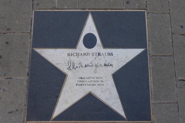 Viyana, Avusturya - 8 Eylül 2024: Avusturya 'daki Viyana Devlet Operası' nda besteci ve orkestra şefi Richard Strauss 'un yıldız anıtı
