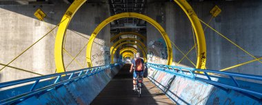 Viyana, Avusturya - 8 Eylül 2024: Avusturya 'da Danau Nehri' ni geçen köprünün altındaki bisiklet köprüsü