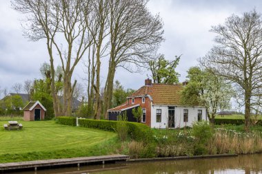 19. yüzyılın başından itibaren Leens Hollanda 'daki Verhildersum' da tarımsal tarlalarla çevrili küçük bir işçi evi.