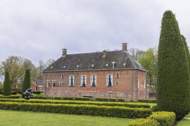 Leens, Hollanda - 20 Nisan 2025 Hollanda 'daki Verhildersum Malikanesi' nde insan figürlerinin güzel heykelleriyle dolu bahçe.