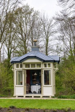 Parktaki küçük ahşap pavyon ve malikane bahçesi Leens Hollanda 'daki Verhildersum.