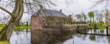 Leens Hollanda 'daki Verhildersum Malikânesinin panoramik manzarası