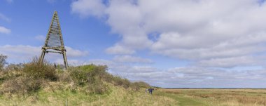Schiermonnikoog, Hollanda - 19 Nisan 2025: Wadden Adası 'ndaki Schiermonnikoog Kum tepesindeki Beacon Kobbeduin' in Panoramik Manzarası