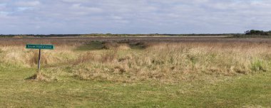 Schiermonnikoog, Hollanda - 19 Nisan 2025: Wadden Adası 'ndaki Schiermonnikoog' da Douwe Hokstrapad ile Kobbeduin 'in panoramik manzarası