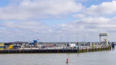 Schiermonnikoog, Hollanda - 19 Nisan 2025: Hollanda 'daki UNESCO Dünya Mirasları Bölgesi Wadden Adası Schiermonnikoog' a giren feribot limanı