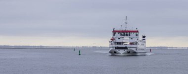 Wadden Denizi 'nden geçerek UNESCO dünya mirası Hollanda' daki Wadden Adası Schiermonnikoog 'a giden feribot.