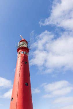 WaddenIsland 'daki kırmızı deniz feneri Noordertoren' e yakın. Hollanda.