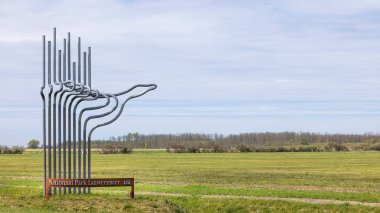 Lauwersoog, Hollanda - 18 Nisan 2025: Hollanda 'nın Groningen ilindeki Ulusal Park Lauwersmeer girişinde imza ve sanat eseri