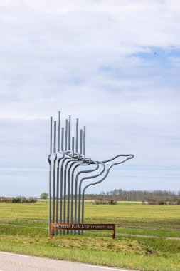 Lauwersoog, Hollanda - 18 Nisan 2025: Hollanda 'nın Groningen ilindeki Ulusal Park Lauwersmeer girişinde imza ve sanat eseri