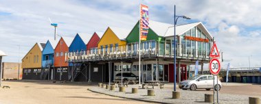 Lauwersoog, Hollanda - 18 Nisan 2025: Hollanda, Groningen 'de Waddensea boyunca Hollanda limanında Sterkenburg adlı ünlü balık restoranı
