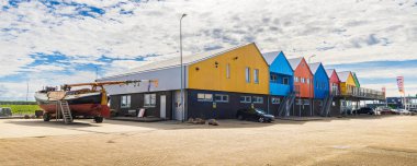 Lauwersoog, Hollanda - 18 Nisan 2025: Hollanda, Groningen 'de Waddensea boyunca Hollanda limanında Sterkenburg adlı ünlü balık restoranı