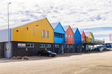 Lauwersoog, Hollanda - 18 Nisan 2025: Hollanda, Groningen 'de Waddensea boyunca Hollanda limanında Sterkenburg adlı ünlü balık restoranı