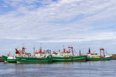 Lauwersoog, Hollanda - 18 Nisan 2025: Hollanda limanı Lauwersoog 'da Hollanda' nın Groningen kentindeki Waddensea boyunca karides balıkçı tekneleri