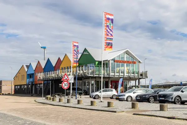 Lauwersoog, Hollanda - 18 Nisan 2025: Hollanda, Groningen 'de Waddensea boyunca Hollanda limanında Sterkenburg adlı ünlü balık restoranı